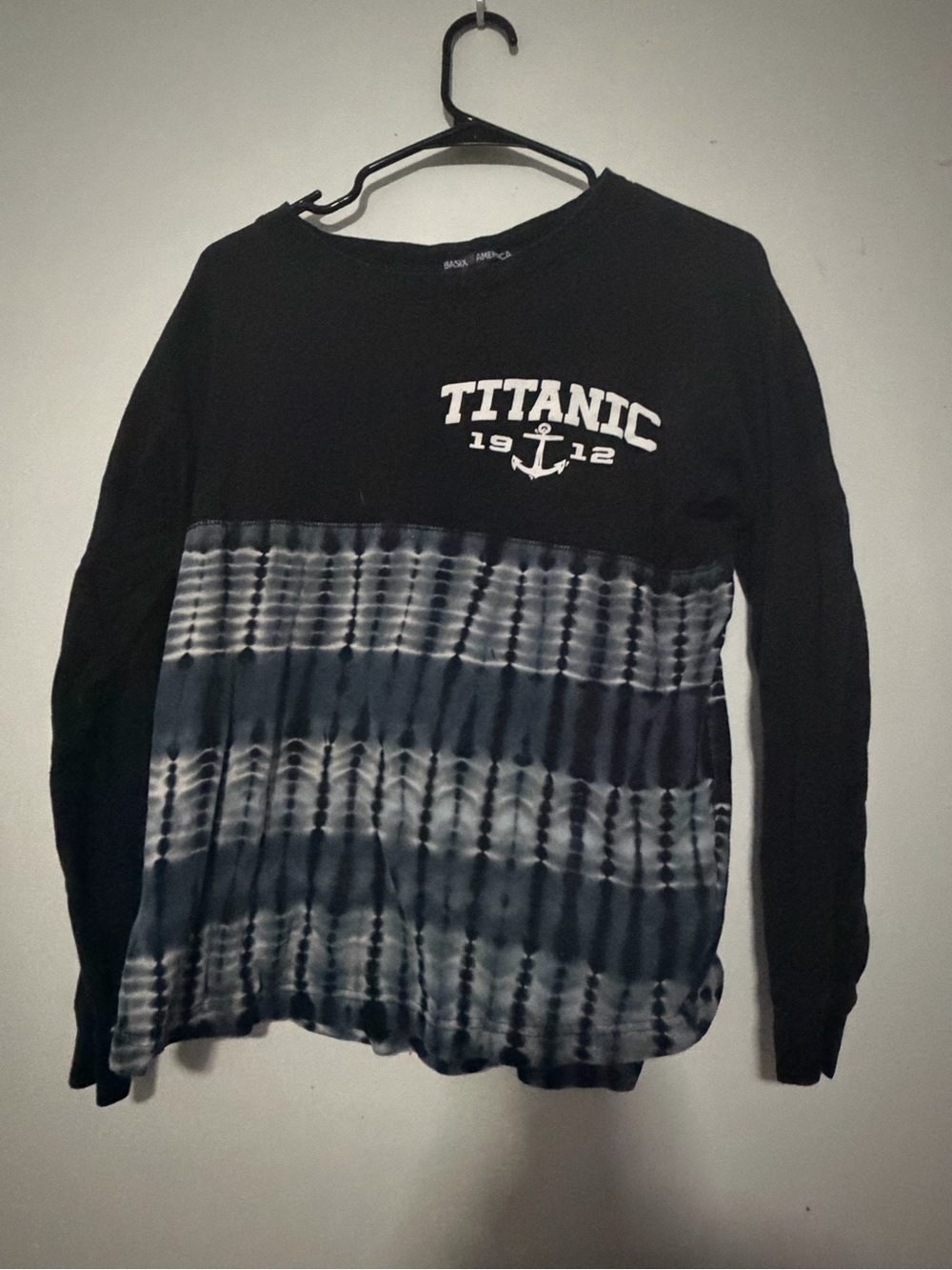Titanic 1912 blue, black, and white tee-shirt longsleve L